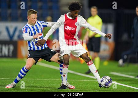 EINDHOVEN, NIEDERLANDE - 22. OKTOBER: Brian de Keersmaecker vom FC Eindhoven kämpft mit Arjany Martha von Ajax U23 während des niederländischen Keukenkampioendivisie-Spiels zwischen dem FC Eindhoven und Ajax U23 im Jan Louwers Stadion am 22. Oktober 2021 in Eindhoven, Niederlande (Foto: Jeroen Meuwsen/Orange Picles) Stockfoto