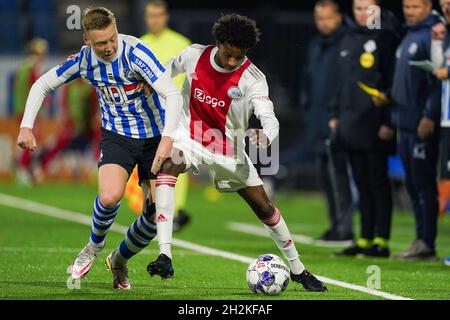 EINDHOVEN, NIEDERLANDE - 22. OKTOBER: Brian de Keersmaecker vom FC Eindhoven kämpft mit Arjany Martha von Ajax U23 während des niederländischen Keukenkampioendivisie-Spiels zwischen dem FC Eindhoven und Ajax U23 im Jan Louwers Stadion am 22. Oktober 2021 in Eindhoven, Niederlande (Foto: Jeroen Meuwsen/Orange Picles) Stockfoto