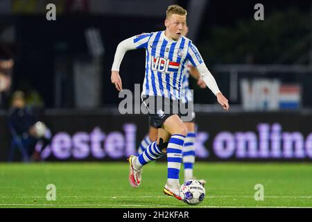 EINDHOVEN, NIEDERLANDE - 22. OKTOBER: Brian de Keersmaecker vom FC Eindhoven läuft mit dem Ball während des niederländischen Keukenkampioendivisie-Spiels zwischen dem FC Eindhoven und Ajax U23 im Jan Louwers Stadion am 22. Oktober 2021 in Eindhoven, Niederlande (Foto: Jeroen Meuwsen/Orange Picches) Stockfoto