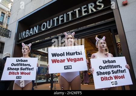 London, Großbritannien. Oktober 2021. Als blutige Schafe gekleidete PETA-Anhänger protestieren vor einer Niederlassung von Urban Outfitters in der Oxford Street, um ein Ende des Wollverkaufs zu fordern. Der Protest ist Teil einer internationalen PETA-Kampagne, die Marken wie Anthropologie und Free People von Urban Outfitters Inc dazu auffordert, den Verkauf von Materialien, die grausam von Tieren genommen wurden, einzustellen. Kredit: Mark Kerrison/Alamy Live Nachrichten Stockfoto