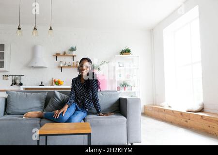 Portrait junge schwarze Frau lächelnd glücklich Zöpfe Stockfoto