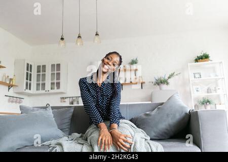 Portrait junge schwarze Frau lächelnd glücklich Zöpfe Stockfoto