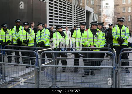 LONDON, ENGLAND - 19 2017. NOVEMBER: Studenten nehmen an einem protestmarsch gegen Gebühren und Kürzungen im Bildungssystem Teil. Die Polizei hält die Ordnung Stockfoto