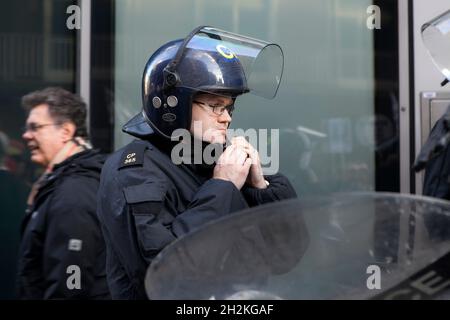 LONDON, ENGLAND - 19 2017. NOVEMBER: Studenten nehmen an einem protestmarsch gegen Gebühren und Kürzungen im Bildungssystem Teil. Die Polizei hält die Ordnung Stockfoto