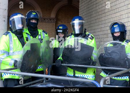 LONDON, ENGLAND - 19 2017. NOVEMBER: Studenten nehmen an einem protestmarsch gegen Gebühren und Kürzungen im Bildungssystem Teil. Die Polizei hält die Ordnung Stockfoto