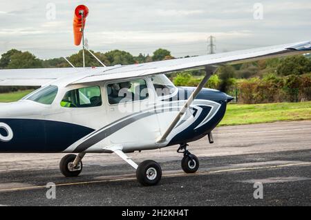 ELSTREE, LONDON, ENGLAND - 17. Oktober 2021: Cessna 172N Skyhawk-Flugzeug, abgebildet auf dem Londoner Elstree-Flugplatz Stockfoto
