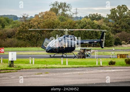 ELSTREE, LONDON, ENGLAND- 17. Oktober 2021: Leichter Hubschrauber Bell 505 Jet Ranger X, aufgenommen am Londoner Elstree Aerodrome Stockfoto