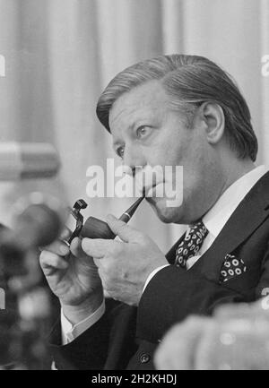 Helmut Schmidt, geboren am 23. Dezember 1918, ist ein deutscher sozialdemokratischer Politiker, der von 1974 bis 1982 Bundeskanzler der Bundesrepublik war - Stockfoto