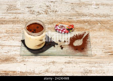 Tiramisu, eines der berühmtesten Rezepte der italienischen Küche mit Mascarpone-Käse, Kaffee und Kakao sowie Soletilla-Biskuitkuchen Stockfoto