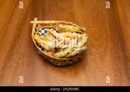 Japanisches Yasai. Verschiedene Gemüsesorten in Tempura, in Olivenöl auf einem Korbkorb gebraten Stockfoto