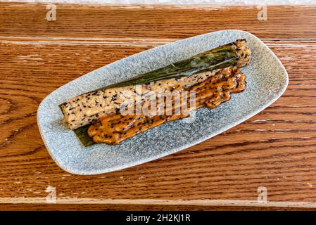 Köstliches Rezept für Reis mit Gewürzen, Sauce und Mohn auf Bananenblatt Stockfoto