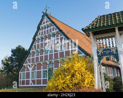 Altländer Bauernhaus mit weißer Prunkpforte, erbaut von Otto Palm um 1660, Stellmacherstraße 9, Neuenfelde, Stadtteil der Freien und Hansestadt Hambur Stockfoto