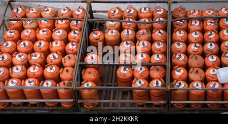 Orangefarbene Butan-Gasflaschen auf einem LKW zur Lieferung. Stockfoto