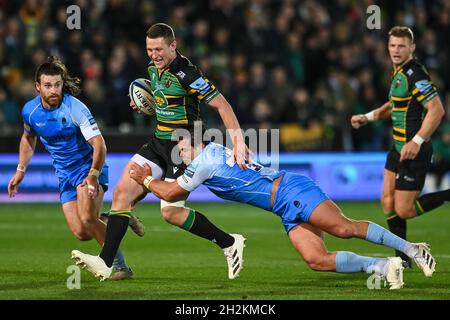 Northampton, Großbritannien. Oktober 2021. Fraser Dingwall of Northampton Saints wird am 10/22/2021 von Francois Venter of Worcester Warriors in Angriff genommen. (Foto von Craig Thomas/News Images/Sipa USA) Quelle: SIPA USA/Alamy Live News Quelle: SIPA USA/Alamy Live News Stockfoto