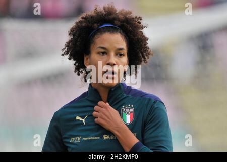 Castel Di Sangro, Italien. Oktober 2021. Sara Gama, Spielerin von Italia, spielte im Qualifikationsspiel für die Weltmeisterschaft 2023 zwischen Italien und Kroatien, Endergebnis 3:0, im Teofilo Patini Stadion in Castel Di Sangro. Quelle: Vincenzo Izzo/Alamy Live News Stockfoto