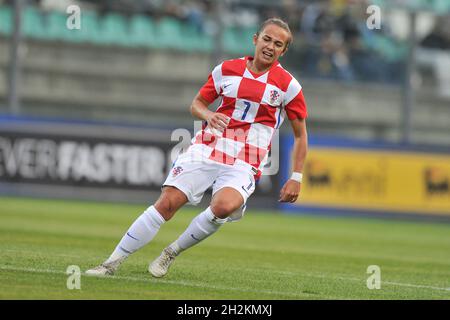 Castel Di Sangro, Italien. Oktober 2021. Petra Pezelj, Croazienspielerin, im Qualifikationsspiel für die Weltmeisterschaft 2023 zwischen Italien und Kroatien, Endresultat 3:0, gespielt im Teofilo Patini Stadion in Castel Di Sangro. Castel di sangro, Italien, 22. Oktober 2021. (Foto von Vincenzo Izzo/Sipa USA) Quelle: SIPA USA/Alamy Live News Stockfoto