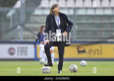 Castel Di Sangro, Italien. Oktober 2021. Milena Bertolini Trainer von Italia, während des Qualifikationsspiel für die Weltmeisterschaft 2023 zwischen Italien und Kroatien, Endergebnis 3-0, Spiel im Teofilo Patini Stadion in Castel Di Sangro gespielt. Castel di sangro, Italien, 22. Oktober 2021. (Foto von Vincenzo Izzo/Sipa USA) Quelle: SIPA USA/Alamy Live News Stockfoto