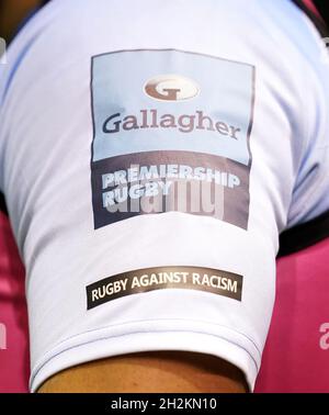 Eine allgemeine Ansicht eines Gallagher Premiership Rugby und eines Rugby-Abzeichen gegen Rassismus auf einem Spielerarm während des Spiels der Gallagher Premiership in Franklin's Gardens, Northampton. Bilddatum: Samstag, 22. Oktober 2021. Stockfoto