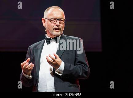 Hessen, Deutschland. Oktober 2021. 22. Oktober 2021, Hessen, Offenbach/Main: Manfred Krupp, der scheidende Direktor des Hessischen Rundfunks, spricht bei der Preisverleihung des Hessischen Film- und Kinopreises 2021. Aufgrund der Corona-Pandemie findet die Preisverleihung in kleinerem Umfang mit rund 350 geladenen Gästen im Capitol in Offenbach statt. Foto: Frank Rumpenhorst/dpa Quelle: dpa picture Alliance/Alamy Live News Stockfoto