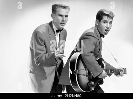 SIMON UND GARFUNKEL Werbefoto des US-Duos im Jahr 1957, als sie als Tom und Jerry in Rechnung gestellt wurden. Paul Simon rechts Stockfoto