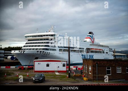 Glasgow, Schottland, Großbritannien. Oktober 2021. IM BILD: MS Romantika - eine Kreuzfahrtfähre, die von der estnischen Fährgesellschaft Tallink betrieben wird. Aufgrund der COP26-Klimakonferenz, die Zehntausende von Menschen erwartet, hat ein schwerer Mangel an Unterkünften Glasgow geplagt, So haben die Organisatoren des Klimagipfels 2 Schiffe organisiert - dieses (im Bild) liegt derzeit im George V Dock am Fluss Clyde, um das Problem des Hotelmangels zu lindern. Die COP26 beginnt am 31. Oktober. Quelle: Colin Fisher/Alamy Live News Stockfoto