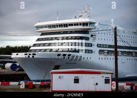 Glasgow, Schottland, Großbritannien. Oktober 2021. IM BILD: MS Romantika - eine Kreuzfahrtfähre, die von der estnischen Fährgesellschaft Tallink betrieben wird. Aufgrund der COP26-Klimakonferenz, die Zehntausende von Menschen erwartet, hat ein schwerer Mangel an Unterkünften Glasgow geplagt, So haben die Organisatoren des Klimagipfels 2 Schiffe organisiert - dieses (im Bild) liegt derzeit im George V Dock am Fluss Clyde, um das Problem des Hotelmangels zu lindern. Die COP26 beginnt am 31. Oktober. Quelle: Colin Fisher/Alamy Live News Stockfoto