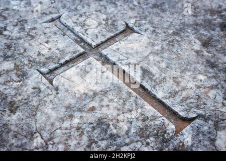 Christian Kreuz Emblem in Marmor Grabstein auf einem Friedhof graviert Stockfoto