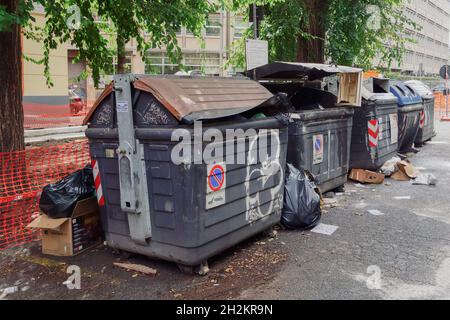 Rom, Italien viele große Mülltonnen mit Müll draußen. Eine Serie von Mülldepstern, die zur Abfallentsorgung am Straßenrand der römischen Hauptstadt verwendet werden. Stockfoto