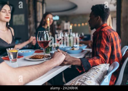 Menschen, die Hand in Hand beten Thanksgiving-Fest-Konzept Stockfoto