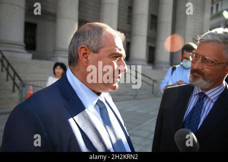 New York, USA. Oktober 2021. Der Geschäftsmann Lev Parnas und sein Anwalt Joseph Bondy verlassen das US-Bundesgericht Thurgood Marshall nach einem schuldig verhängten Urteil über die Anklage wegen illegaler Kampagnenfinanzierung in New York City. Lev Parnas, ein Mitarbeiter von Rudi Giuliani, dem Anwalt des ehemaligen Präsidenten Donald Trump, wurde wegen Verstößen gegen die US-amerikanischen Bundeswahlen, die große Beiträge zu Trumps zwei Super-PAC-Wiederwahlkampagnen beinhalten, für schuldig befunden. Weitere Anklagen, die mit Andrei Kukushkin geteilt wurden, stammen aus dem Versuch, einem wohlhabenden russischen Geschäftsmann den Eintritt in den aufstrebenden Freizeit-Marihuana-Markt in die UN zu erleichtern Stockfoto