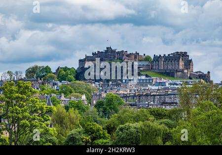 Blick auf den Felsvorsprung des Edinburgh Castle vom Inverlieth Park, Schottland, Großbritannien Stockfoto