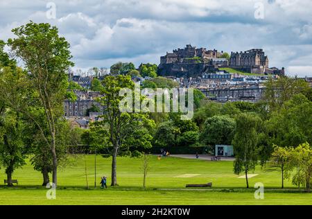 Blick auf den Felsvorsprung des Edinburgh Castle vom Inverlieth Park mit Spaziergängen im Park, Schottland, Großbritannien Stockfoto