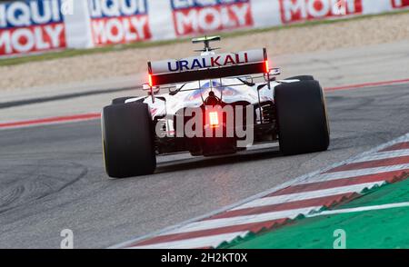 Austin, Texas, USA. Oktober 2021. Uralkali Haas F1 Team Auto in Runde 19 am Ende des zweiten Trainings. (Bild: © Hoss McBain/ZUMA Press Wire) Bild: ZUMA Press, Inc./Alamy Live News Stockfoto