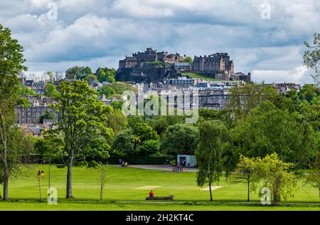 Blick auf den Felsvorsprung des Edinburgh Castle vom Inverlieth Park mit Spaziergängen im Park, Schottland, Großbritannien Stockfoto