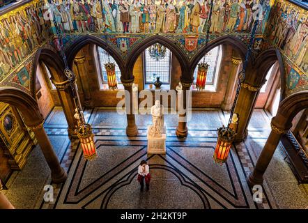 Innenansicht der großen Halle mit bunten historischen Wandgemälden, Scottish National Portrait Gallery, Edinburgh, Schottland, Großbritannien Stockfoto