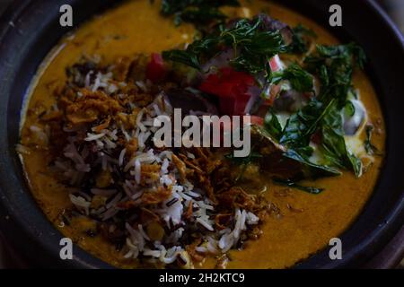 Nahaufnahme von vegetarischem gelbem indischem, indischem, mit Reis. Low-Key-Konzept Stockfoto