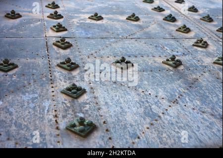 Detail von einigen Gestüten oder Nieten auf einer alten Kirchentür Stockfoto