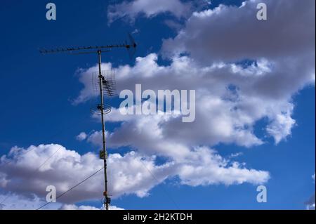 Detail der Fernsehantennen gegen einen blauen und bewölkten Himmel Stockfoto