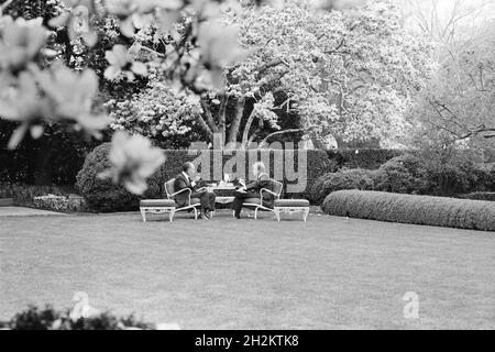 US-Präsident Jimmy Carter und der ägyptische Präsident Anwar Sadat bei einer Erfrischung im Garten im Weißen Haus, Washington, D.C., USA, Marion S. Trikosko, Warren K. Leffler, US News & World Report Magazine Collection, 8. April 1980 Stockfoto