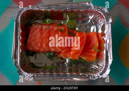 Lachs-Sashimi auf silbernem Plastikbehälter von oben. Food-to-go-Konzept Stockfoto