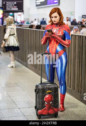 Excel, London, Großbritannien. Oktober 2021. Spiderwoman mit passendem Koffer. Cosplayer, Fans und Besucher kommen zur MCM Comic Con erneut auf das Excel London Messegelände. Die MCM London Comic Con kehrt am 22-24. Oktober zu einer Feier der Popkultur zurück. Kredit: Imageplotter/Alamy Live Nachrichten Stockfoto