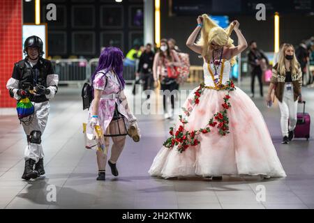 Excel, London, Großbritannien. Oktober 2021. Ein Teilnehmer im Zombie Braut Outfit sortiert Perücke am Ende eines langen Cosplay Tages. Cosplayer, Fans und Besucher kommen zur MCM Comic Con erneut auf das Excel London Messegelände. Die MCM London Comic Con kehrt am 22-24. Oktober zu einer Feier der Popkultur zurück. Kredit: Imageplotter/Alamy Live Nachrichten Stockfoto