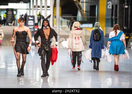Excel, London, Großbritannien. Oktober 2021. Zwei Teilnehmer kommen in ihren lustigen Outfits an. Cosplayer, Fans und Besucher kommen zur MCM Comic Con erneut auf das Excel London Messegelände. Die MCM London Comic Con kehrt am 22-24. Oktober zu einer Feier der Popkultur zurück. Kredit: Imageplotter/Alamy Live Nachrichten Stockfoto