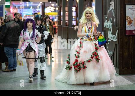 Excel, London, Großbritannien. Oktober 2021. Ein Teilnehmer in Zombie Braut Outfit. Cosplayer, Fans und Besucher kommen zur MCM Comic Con erneut auf das Excel London Messegelände. Die MCM London Comic Con kehrt am 22-24. Oktober zu einer Feier der Popkultur zurück. Kredit: Imageplotter/Alamy Live Nachrichten Stockfoto