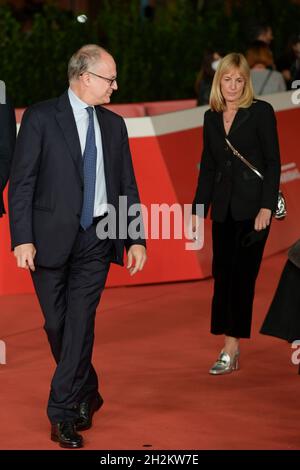 Rom, Italien. Oktober 2021. Der neue Major von Rom Roberto Gualtieri besucht den roten Teppich des Films Vita da Carlo im Auditorium Parco della Musica. Kredit: SOPA Images Limited/Alamy Live Nachrichten Stockfoto