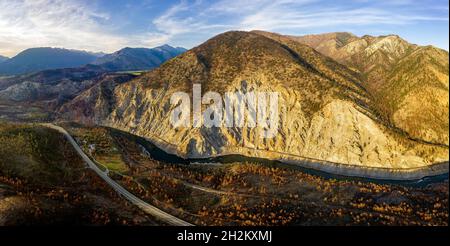 Luftpanorama des Flusses Thompson, der sich in seinem Bett in einer atemberaubenden Berglandschaft entlang des Highway 1 in Thompson-Nicola verbiegt Stockfoto