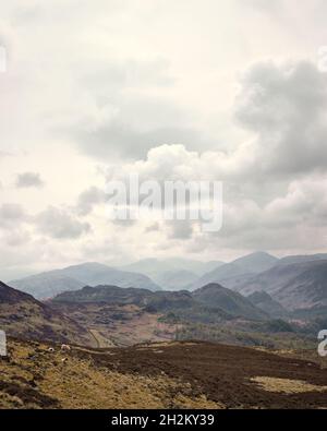 Die Jaws of Borrowdale von Walla Crag an einem stimmungsvollen Tag, Lake District, Großbritannien Stockfoto