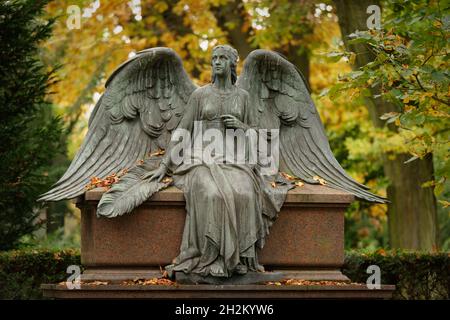 Schöner Engel mit ausgebreiteten Flügeln auf einem Friedhof in Herbststimmung Stockfoto