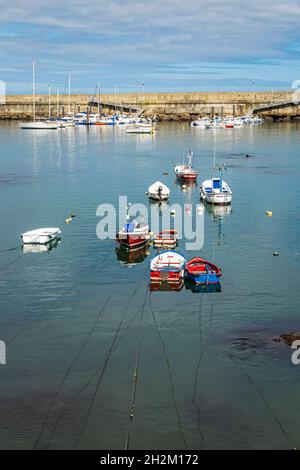 Malerischer Fischerhafen im kleinen Dorf Cudillero, Asturien, Spanien. Stockfoto