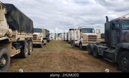 Fahrzeuge der Ohio Army National Guard stehen im Süden Louisianas an, um während der Wiederauffüllungsbemühungen des US-amerikanischen Heeres Ida vom 13. Bis 25. September 2021 Transportunterstützung zu leisten. Ohio stellte während des Einsatzes etwa 70 Fahrzeuge und 170 Soldaten zur Verfügung und gehörte zu den etwa 3,500 Mitgliedern der Nationalgarde aus mehreren Staaten, die Louisianas Hilferbitten beantworteten. (Foto der Ohio National Guard) Stockfoto